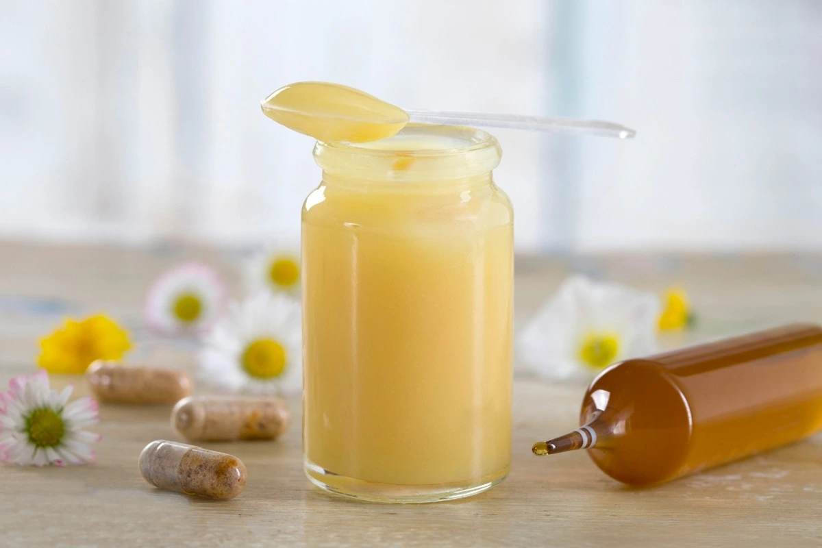 Gelée royale fraîche blanc crème dans un pot — sécrétion des glandes pharyngiennes des abeilles ouvrières, utilisée pour nourrir la reine