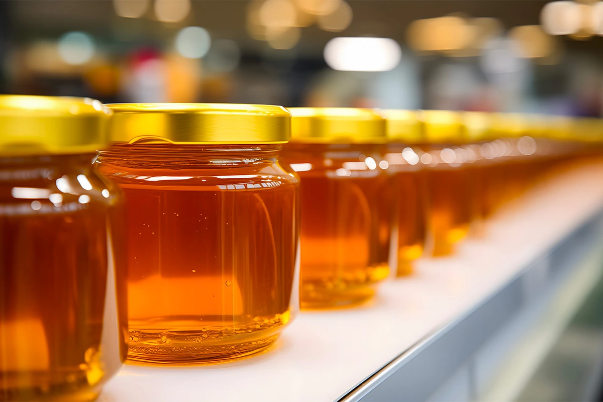 Pot de miel fermé hermétiquement rangé dans un placard sombre